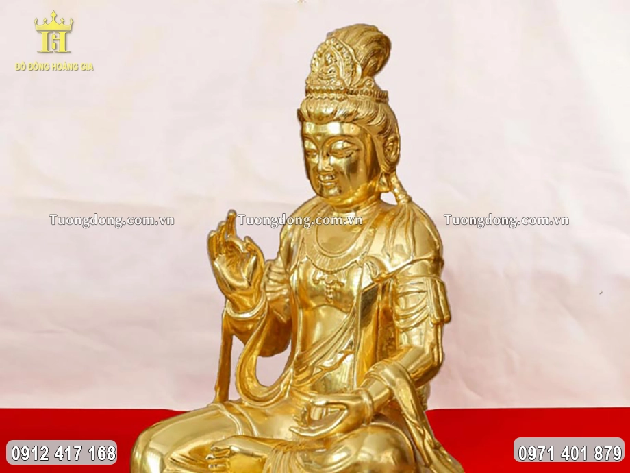 Gương mặt Phật Bà được chạm khắc đầy đặn, hiền hậu